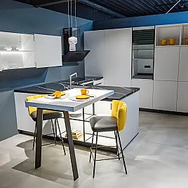 Moderne Küche mit Quarzstein-Arbeitsplatte, eleganten matten Fronten, viel Stauraum und Sitzgelegenheit