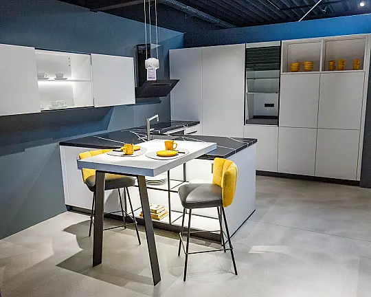 Moderne Küche mit Quarzstein-Arbeitsplatte, eleganten matten Fronten, viel Stauraum und Sitzgelegenheit - Fino Matt