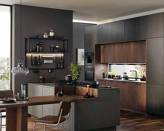 Moderne Küche mit Sitzplätzen und Insel - Concept 130 mit Front Comet Spachtelbeton Graphit mit Front Toronto Nussbaum