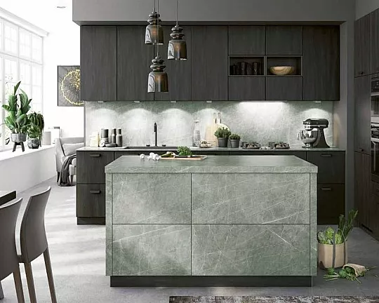 Moderne L-Küche mit Kücheninsel in Steinoptik - Häcker Concept 130 mit Toronto Schwarzeiche und Merkur Perfekt Sense Carrrara Weiß