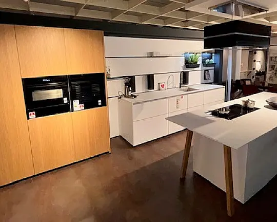 Hochwertige Design-Musterküche in Weiß und Holz mit Kochtisch inkl. Sitzgelegenheiten - NX870 SensiQ kristallweiß samtmatt und NX670 Eiche elegant bianco hell