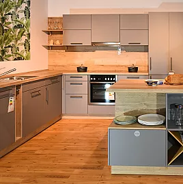 moderne Küche mit Kochinsel in Achatgrau matt