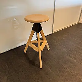 Drehbare Hocker.  Höhenverstellbar. Material: Gestell aus massiver Buche naturfarben oder lackiert; Verbindungsgelement und Schraube aus Polypropylen mit Glasfaser verstärkt.