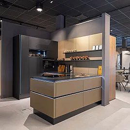 Raffinierte U-Küche mit softmattem Anti-Fingerprint