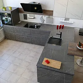 Trendige Küche in T-Form, Griifflos-Design, absolut Stylisch