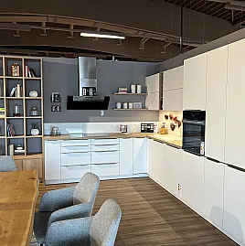 Ausstellungsküche - Koje 19 in Dillingen - L-Küche mit Motiv-Glasrückwand