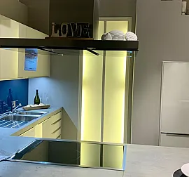 Klassische L- und U-Küche in Weiß aus Glas