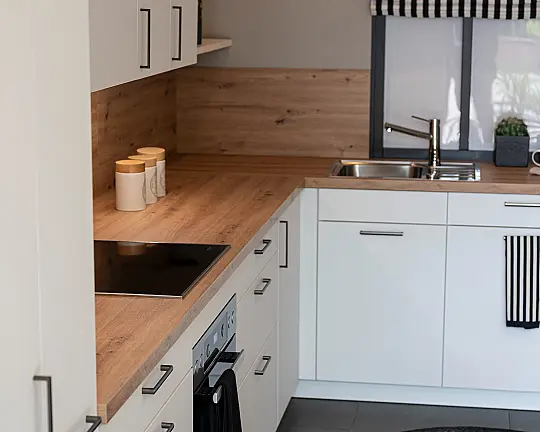 Zeitlose Design Küche in L-Form in Kristallweiß Mattlack, durchdachte Stauraumlösungen und hochwertige Markengeräte - AV2135 Kristallweiß Mattlack