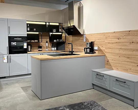 Landhausküche in perlgrau mit Sitzbank und viel Stauraum - N852 Roma perlgrau