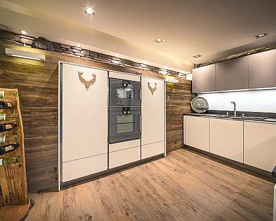 Moderne U-Küche in weiß mit Keramikplatte - AV 6000 weiß Mattlack