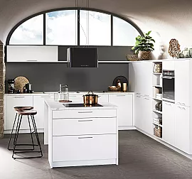 Musterküche: Häcker Moderne Inselküche weiß (Werbeblock)