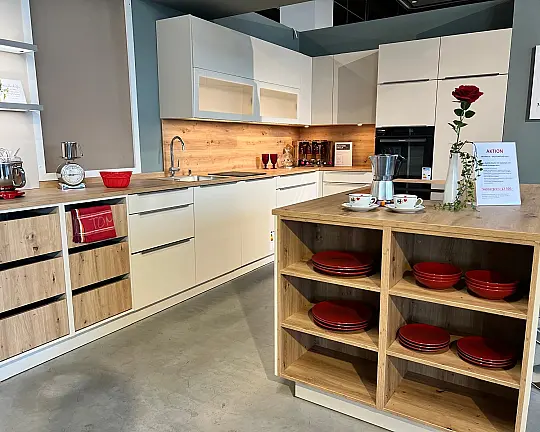 Häcker Comfortküche in superwohnlicher Kombi aus Magnolie und Sommereiche - Concept 130 Perfect Sense Crema Magnolie und Sommereiche