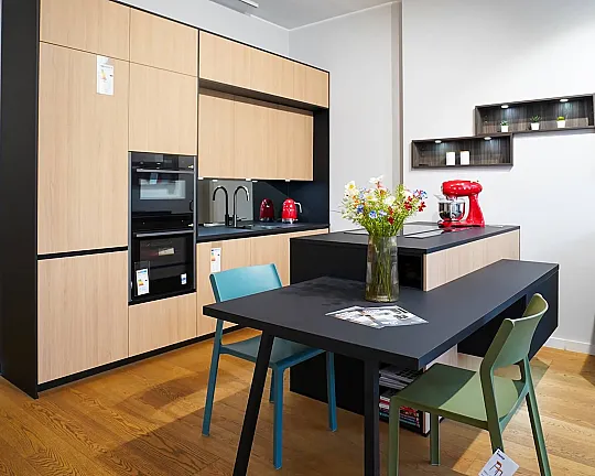 Design Inselküche mit Esstisch - systemat elementa