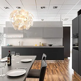 Moderne Küchenzeile in Designglas schwarz