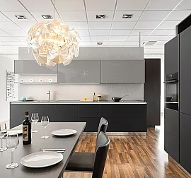 Moderne Küchenzeile in Designglas schwarz