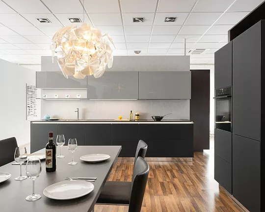 Moderne Küchenzeile in Designglas schwarz - AV 5095-GL