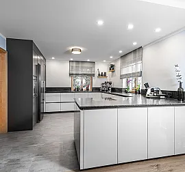 Wohnküche kashmir Hochglanz mit Granit-Arbeitsplatte