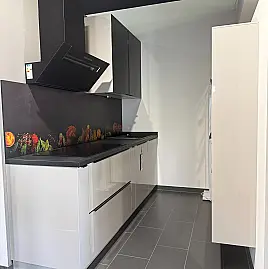 Moderne Küche mit Grifleisten
