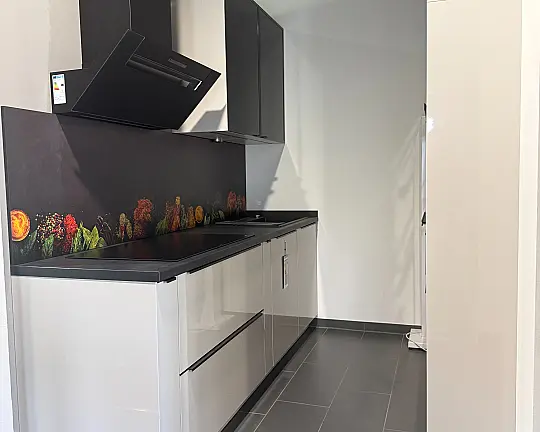 Moderne Küche mit Grifleisten - Einzeilige Küche mit Küchenwand