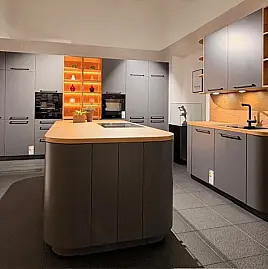 Skulpturales Küchendesign - markante Formen, edler Grauton und warme Holzdetails