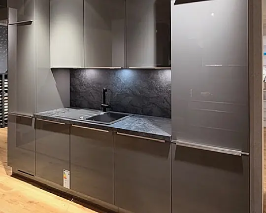 Eleganz in Quarzgrau - markante Steinoptik modern inszeniert - Susann in 298 Quarzgrau hochglanz