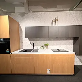 Urbaner Chic mit warmer Holzoptik und klaren Linien