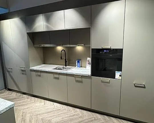 Häcker Concept 130 – edle Ausstellungsküche in Smartglas Sandgrau Metallic - SMART