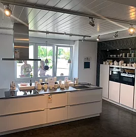 Zeitlose Häcker Küche mit Highboardzeile und großer Insel zum Kochen und Spülen
