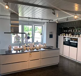 Zeitlose Häcker Küche mit Highboardzeile und großer Insel zum Kochen und Spülen