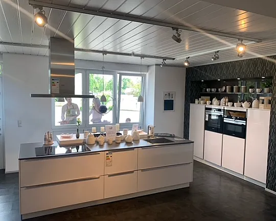 Zeitlose Häcker Küche mit Highboardzeile und großer Insel zum Kochen und Spülen - Häcker Systemat AV4030 polarweiß