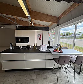 Hochwertige, moderne Küche in weiß Hochglanz mit praktischer Kücheninsel