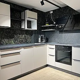 L-Form Küche mit grauer Arbeitsplatte modernes Design