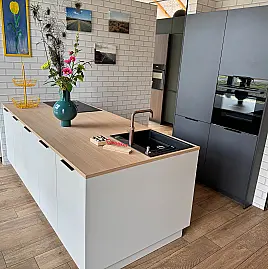 Moderne Häcker Systemat Musterküche inklusive hochwertiger Neff Einbaugeräte