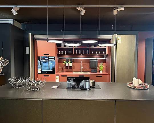 Elegante Küche mit Insel Schwarz Matt modern ausgestattet inkl. Dampfbackofen, Miele Kochfeldabzug und vielen Extras - NX640