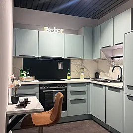 wunderschöne, helle L-Küche mit Geräten und viel Stauraum, Fronten in Aqua matt mit dunklen Griffleisten und Relingsystem
