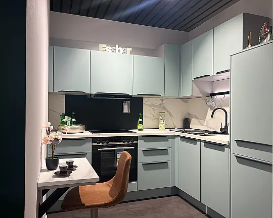 wunderschöne, helle L-Küche mit Geräten und viel Stauraum, Fronten in Aqua matt mit dunklen Griffleisten und Relingsystem - Touch Frontfarbe Aqua Lacklam.