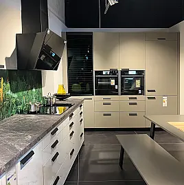 Mehrzeilige Küche zeitlos modern Terragrau samtmatt/ Marmor Scuro NB mit Esstisch