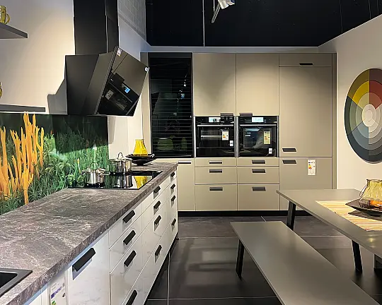 Mehrzeilige Küche zeitlos modern Terragrau samtmatt/ Marmor Scuro NB mit Esstisch - Siena