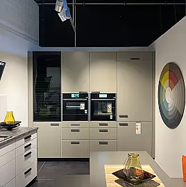 Mehrzeilige Küche zeitlos modern Terragrau samtmatt/ Marmor Scuro NB mit Esstisch