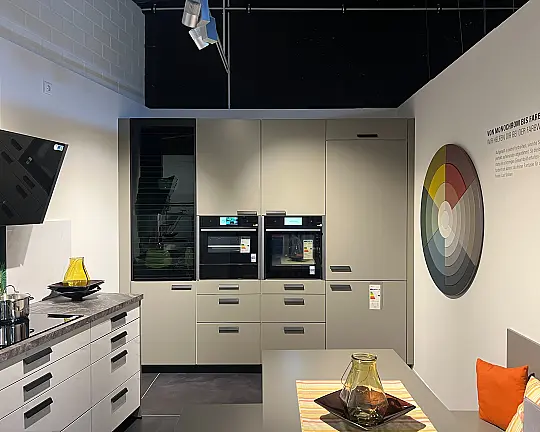 Mehrzeilige Küche zeitlos modern Terragrau samtmatt/ Marmor Scuro NB mit Esstisch - Siena