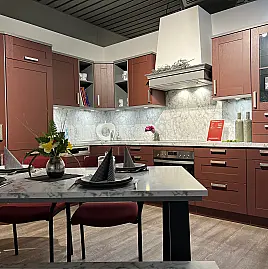 Moderne Landhausküche Rot Arbeitsplatte in Marmor Bianco NB extravagantes Design mit E-Geräten komplett
