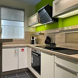 Moderne Küche in Lacklaminat für kleine Räume