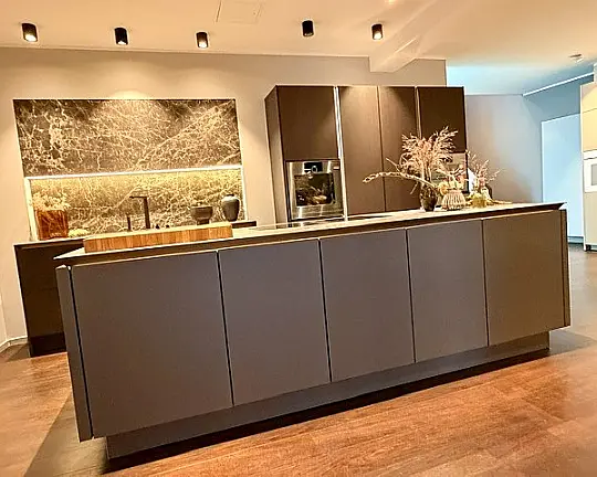 edle Designküche mit Kochinsel - SLX-H Furnier Eiche Graphit mit Lack samt matt steingrau
