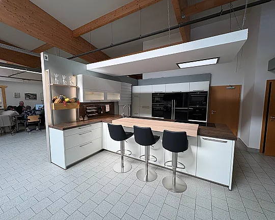 Sehr hochwertige Küche mit Theke - Fashion Lack Weiß matt mit Keramik-Arbeitsplatte in Iron Corten