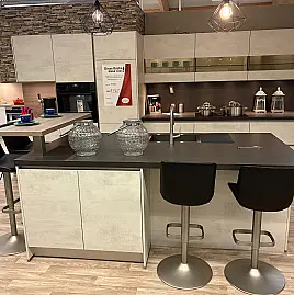 Moderne Küche mit Kücheninsel und Theke
