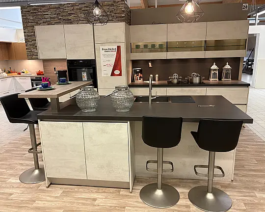 Moderne Küche mit Kücheninsel und Theke - Grifflose Küche in Riva Weißbeton