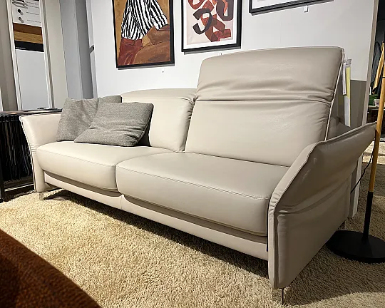 Erpo Ledersofa 2,5 Sitzer Kufe Hochglanz verchromt inkl. Kissen in Farbe Pearl Beige - Avantgarde