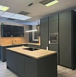 moderne L-Küche mit Insel in Mineralgrün