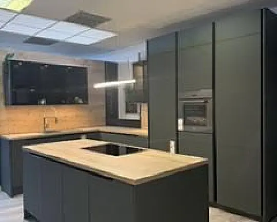 moderne L-Küche mit Insel in Mineralgrün - 945 EasyTouch Mineralgrün
