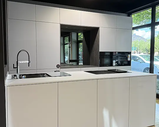  - Häcker Küche Front 6000. Mattlack in Polarweiss